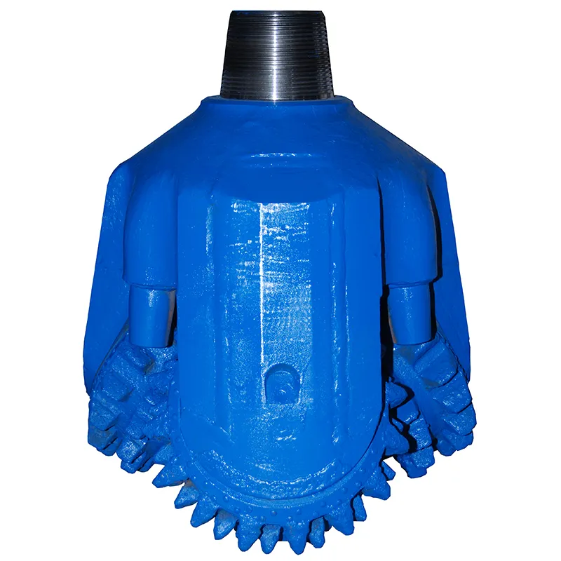 Трехшарошечное долото со стальным зубчатым вооружением